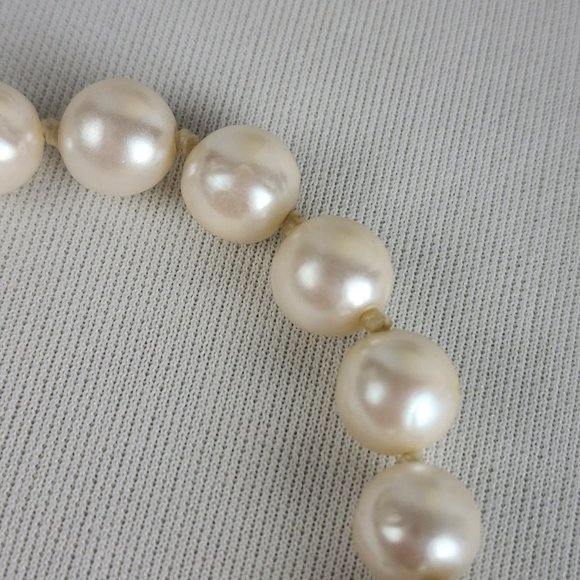 VINTAGE White Faux Pearl Knotted Necklace - Picture 3 of 6